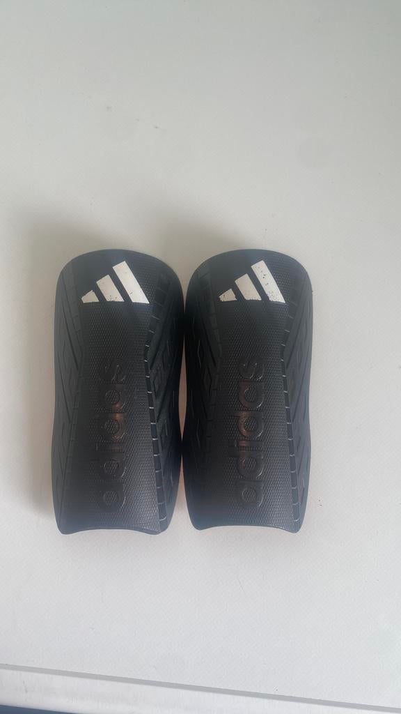 Adidas scheenbeschermers, Sport en Fitness, Voetbal, Ophalen, Gebruikt