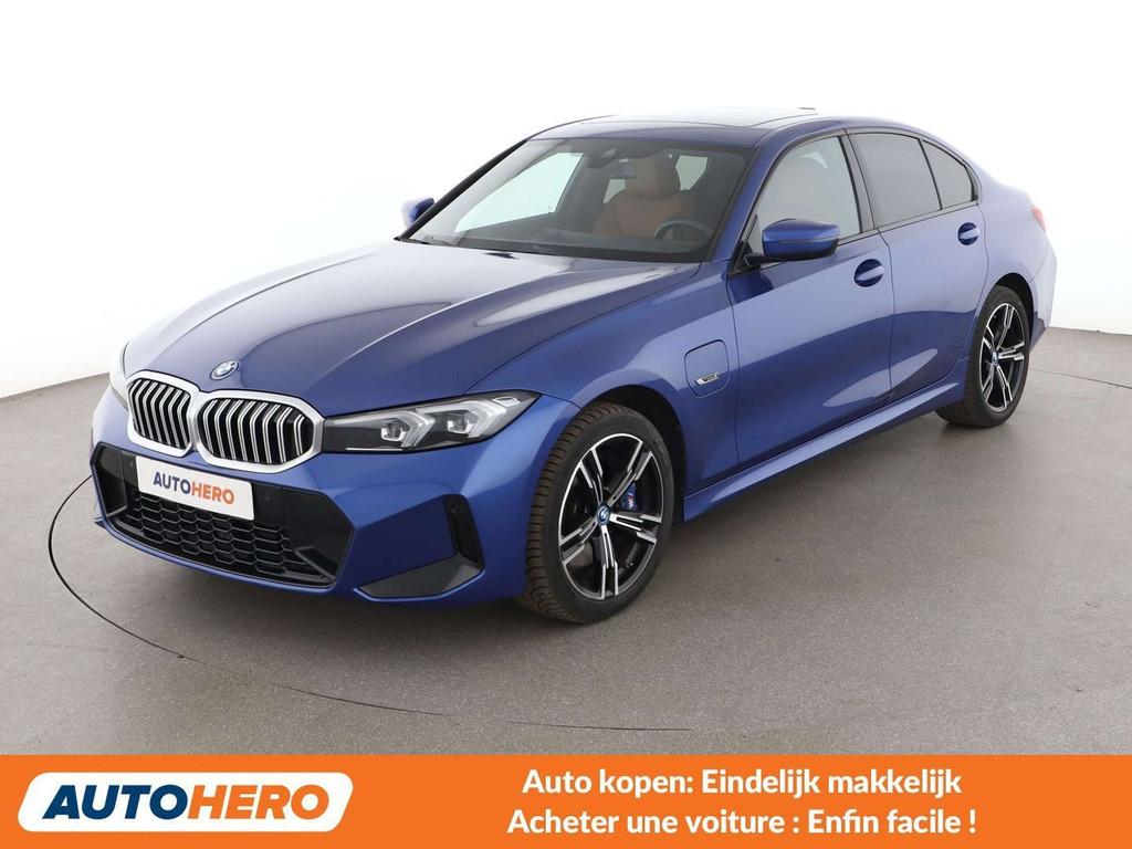 BMW 3 Serie 330 330e xDrive M Sport (bj 2023, automaat), Auto's, Automaat, Achterwielaandrijving, Lichtsensor, Blauw