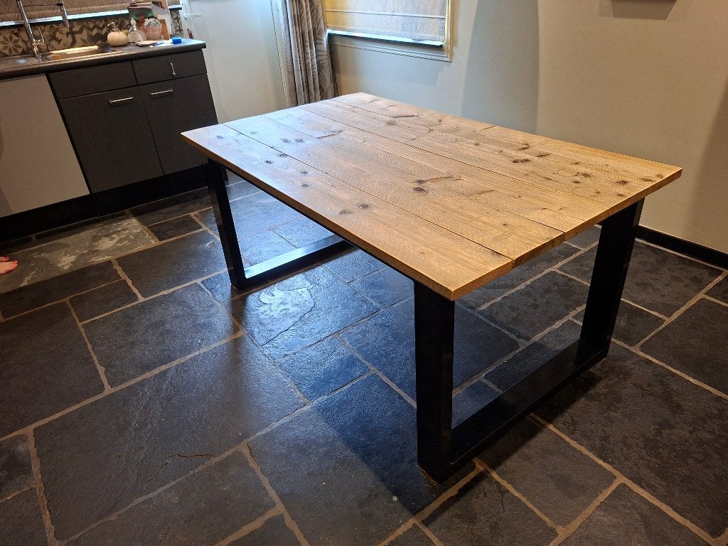 Mooie teaken keukentafel met stevig zwart ijzeren onderstel, Huis en Inrichting, Ophalen, Gebruikt, Teakhout, 50 tot 100 cm