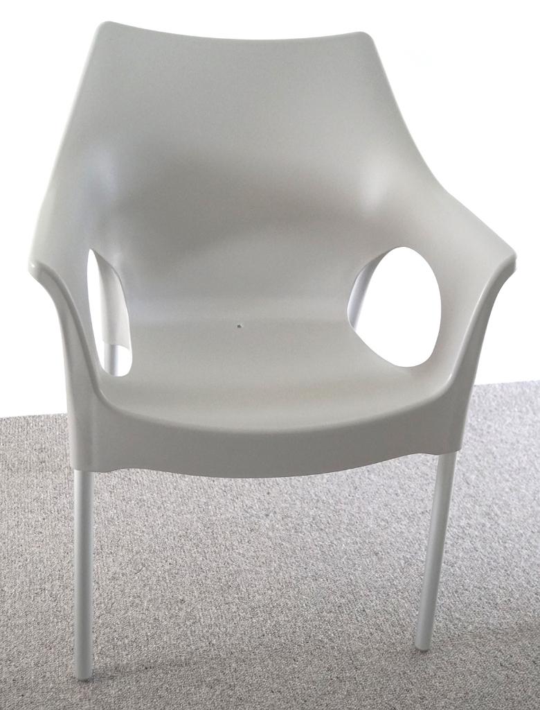 2 Grijze tuinstoelen Ola, Scab design. 40 €., Tuin en Terras, Ophalen, Zo goed als nieuw, Kunststof, Stapelbaar