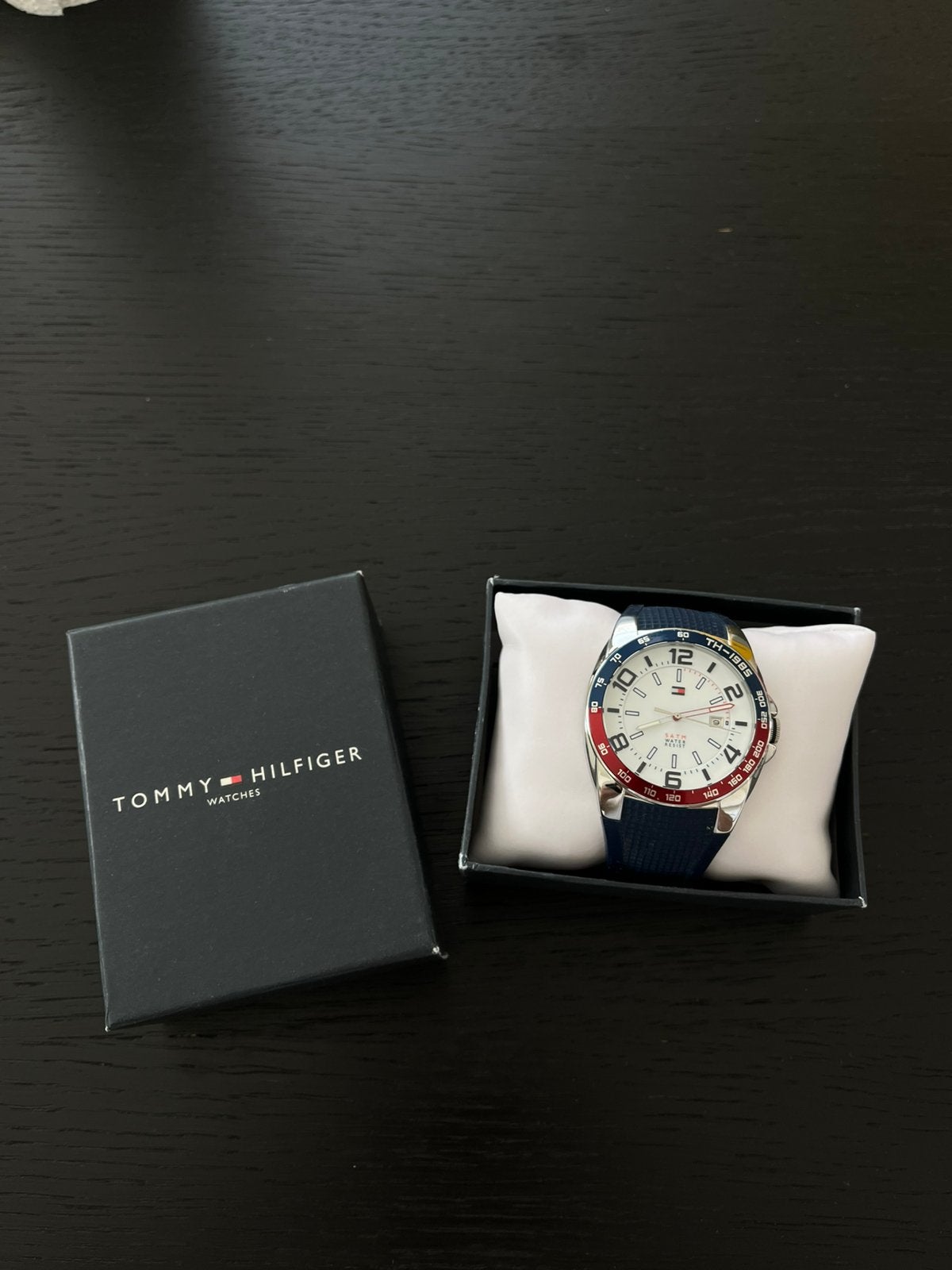 Montre Tommy Hilfiger pour homme - bracelet en caoutchouc, Bijoux, Sacs & Beauté, Montre-bracelet, Autres marques, Enlèvement ou Envoi
