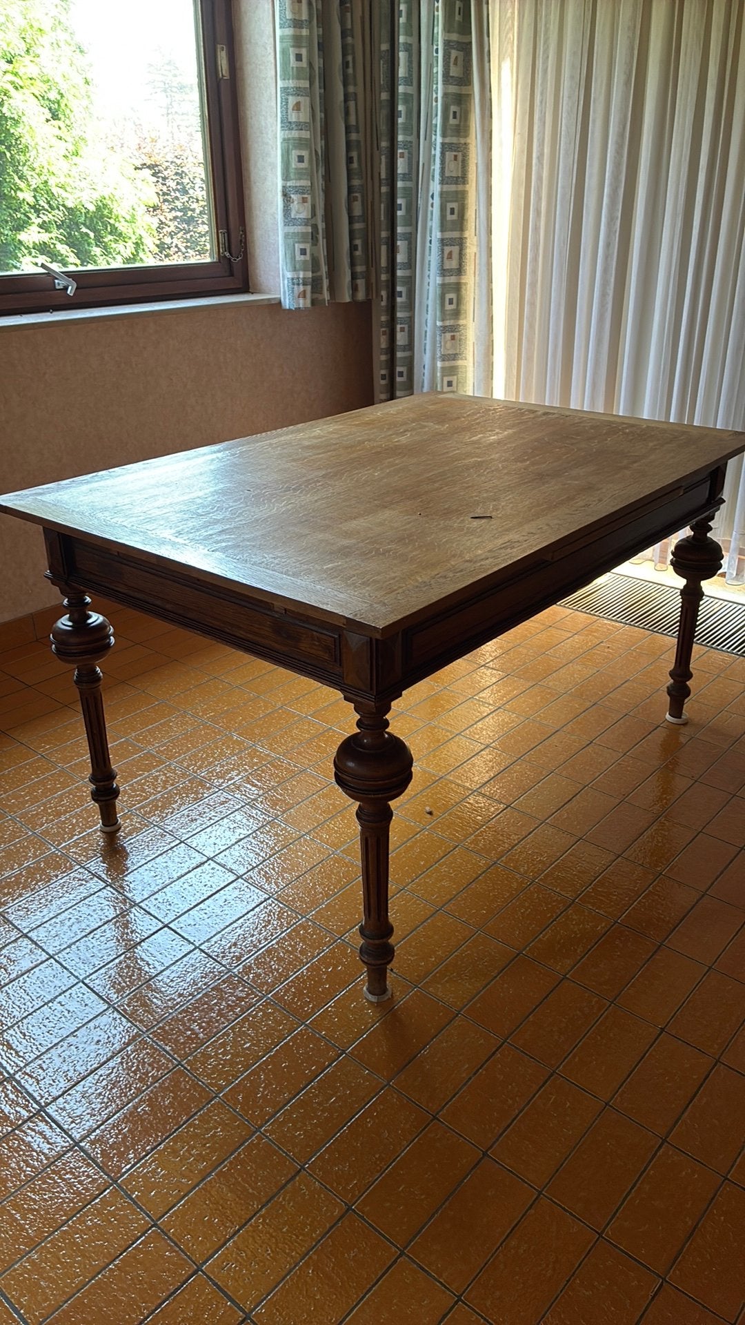 Eiken houten tafel, Enlèvement