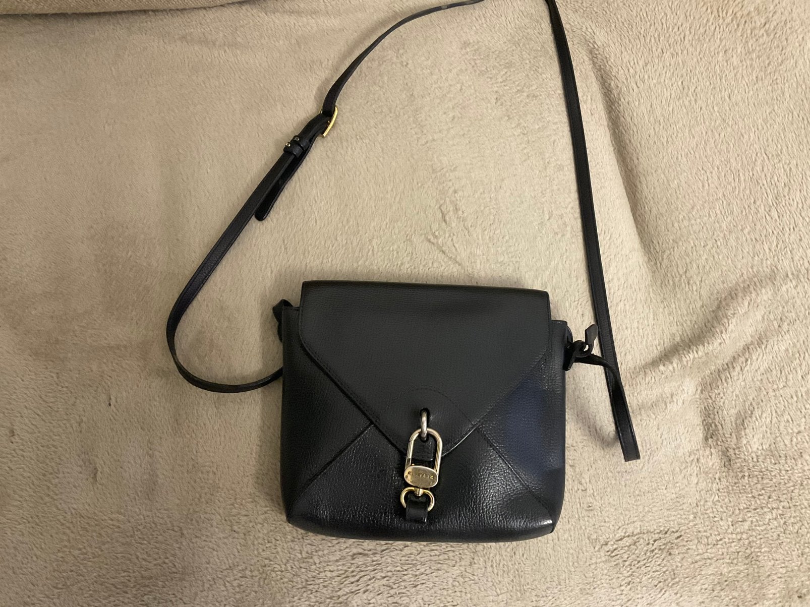 Delvaux cross over, Enlèvement, Noir