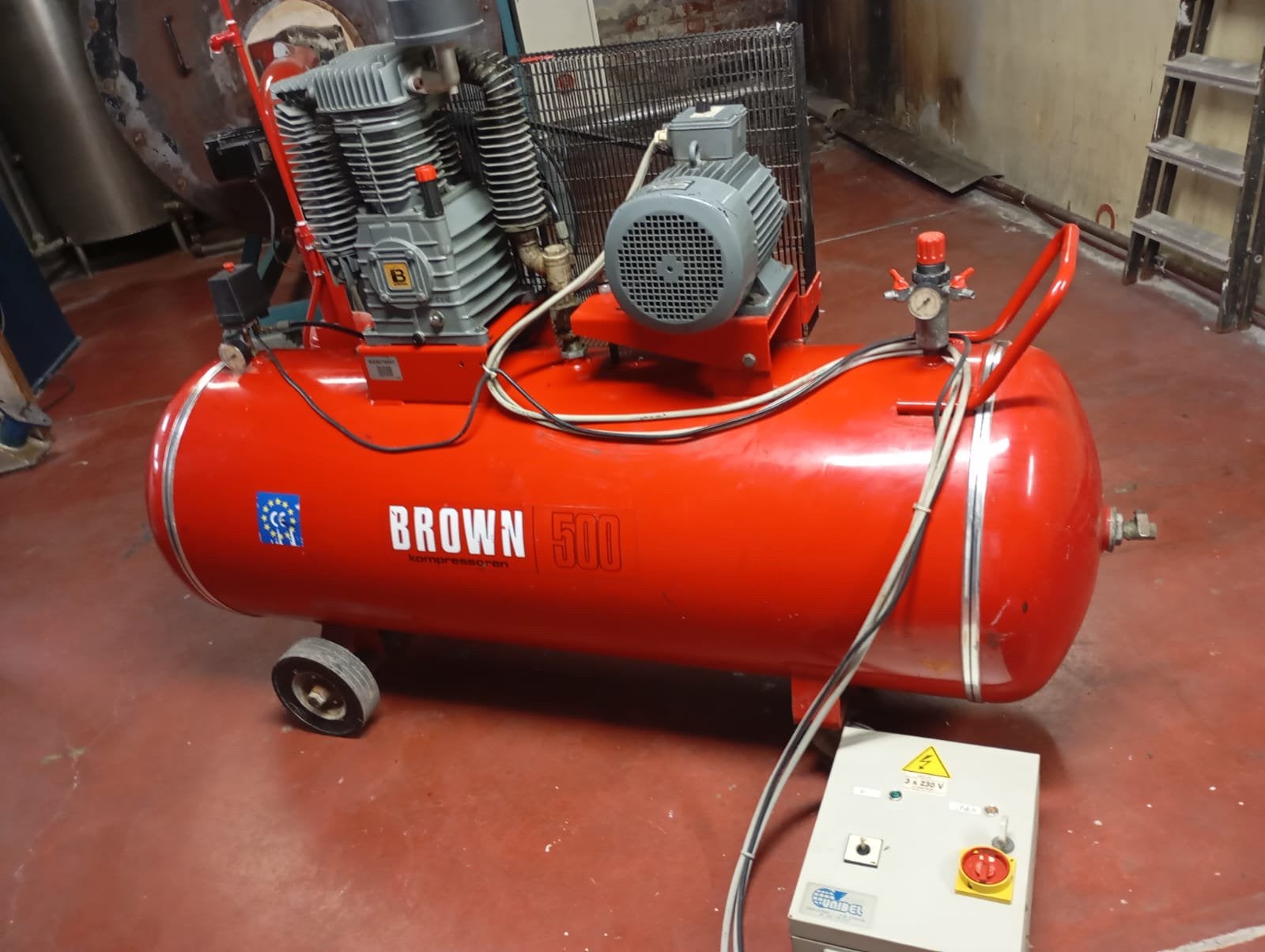 Compresseur Brown 500L, 400 à 800 litres/min, Enlèvement, Utilisé, 10 bars ou plus