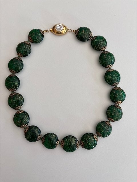 Collier de 27 perles de verre vertes Murano, Bijoux, Sacs & Beauté, Pierre ou Minéral, Comme neuf, Avec strass, Vert