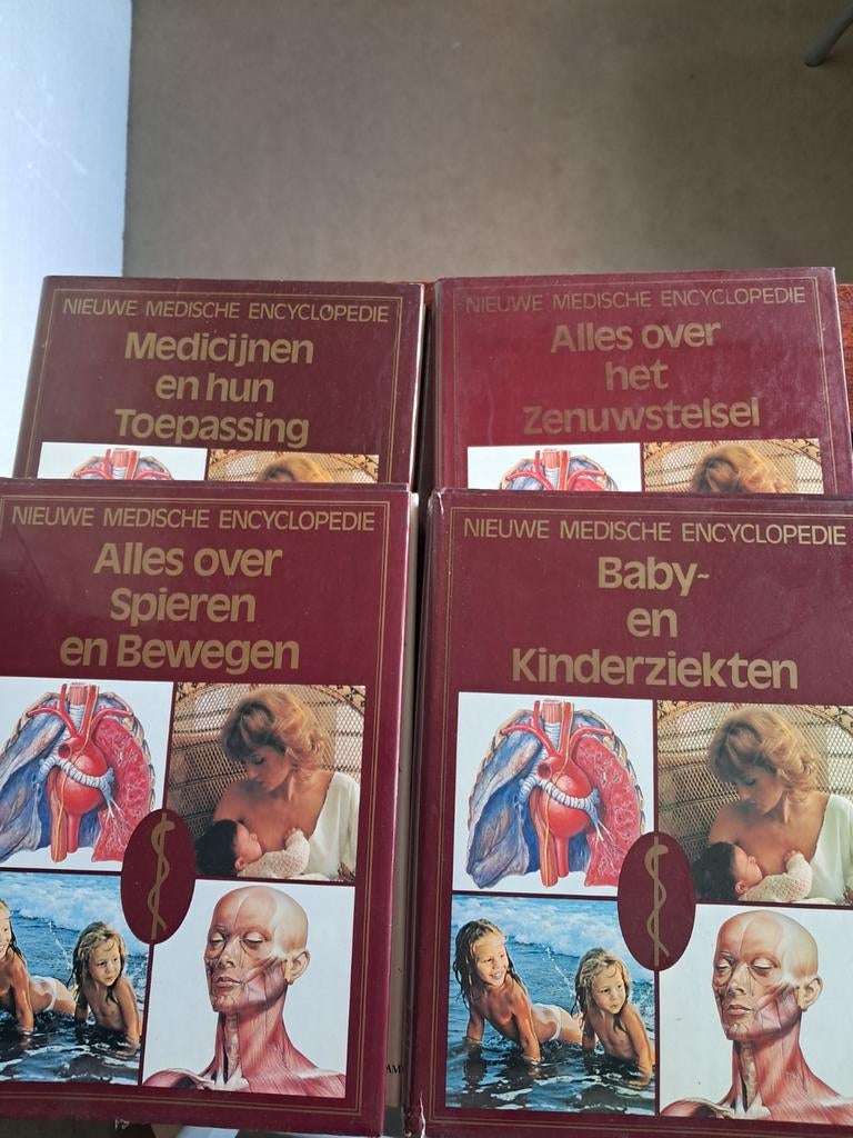 Nieuwe medische encyclopedie 8 boeken, Boeken, Ophalen