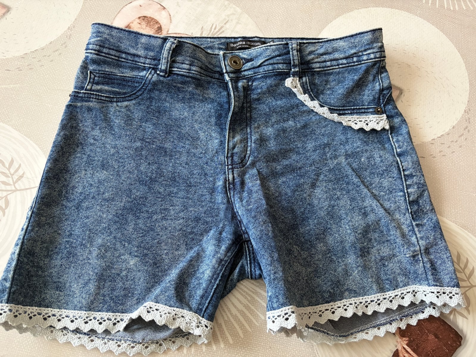 Short en jean Bershka customisé dentelle – Taille 38 –, Enlèvement ou Envoi, Comme neuf