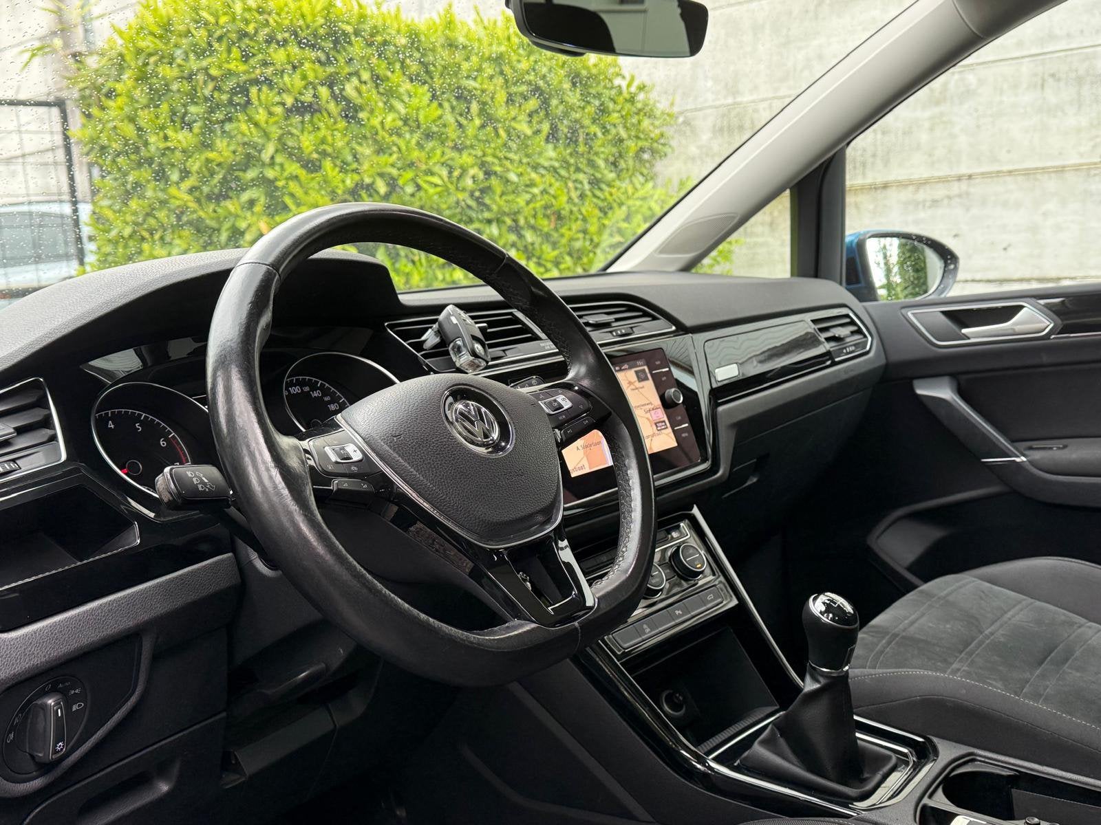 VW Touran 1.0 TSI Benzine - 7 zit / Highline / 2019 / Pano, Auto's, Euro 6, Handgeschakeld, Bi-Xenon koplampen, Touran