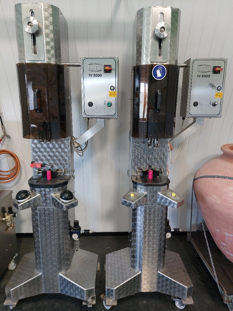 Volautomatische sluitmachine voor wijn, Verzamelen, Wijnen, Ophalen, Overige gebieden, Witte wijn, Zo goed als nieuw