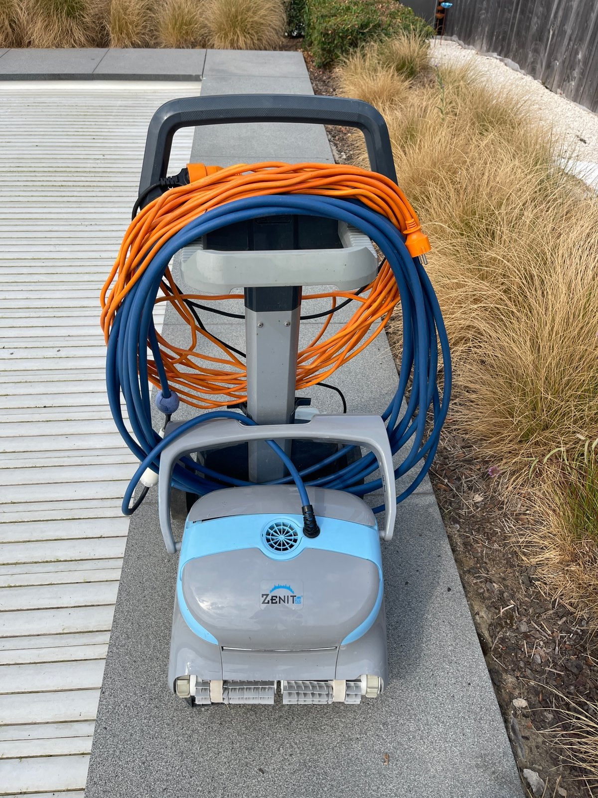Dolphin Zenit 20 Pro Zwembadrobot – Inclusief Caddy, Ophalen, Zo goed als nieuw