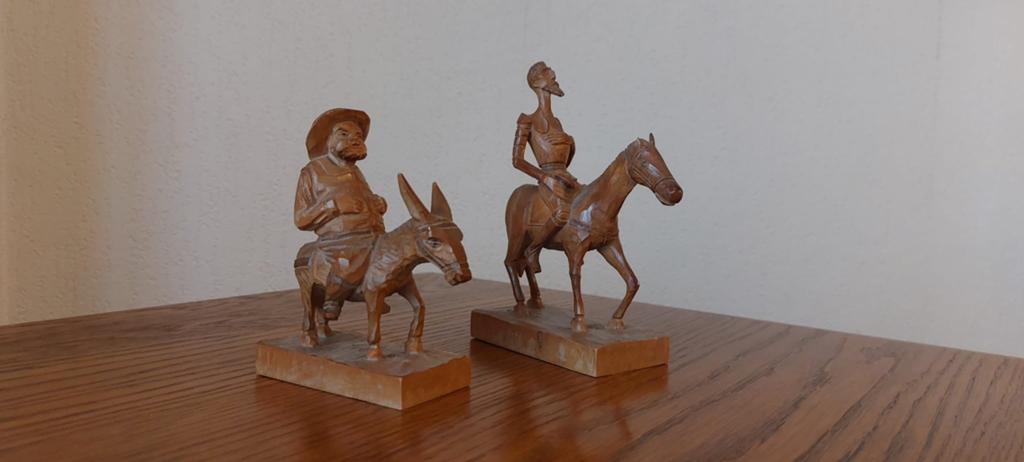 Set van 2 handgemaakte houten beelden: Don Quichot en Sancho, Enlèvement