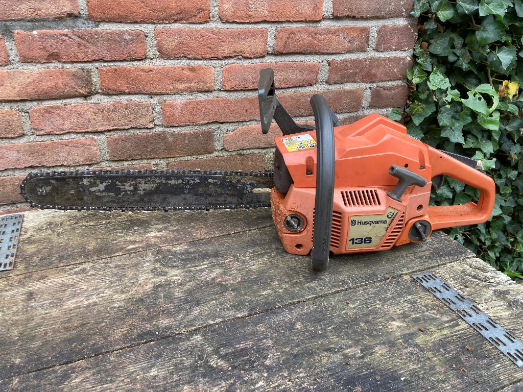 Husqvarna 136, Doe-het-zelf en Bouw, Gereedschap | Zaagmachines, Ophalen of Verzenden, Gebruikt, Kettingzaag, Husqvarna