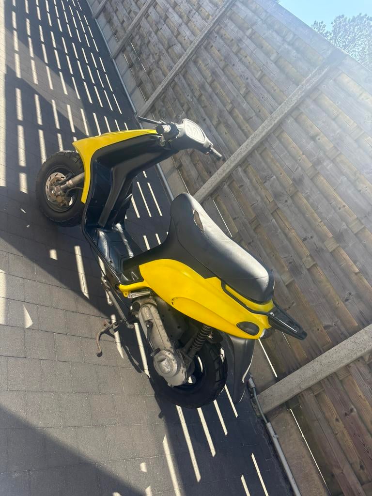 Gele typhoon 50 cc duits, Fietsen en Brommers, Ophalen, Zo goed als nieuw