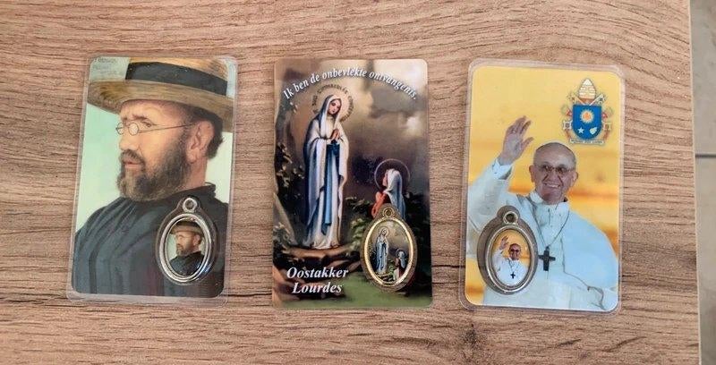 3 La carte de dévotion avec médaillon, Envoi, Neuf