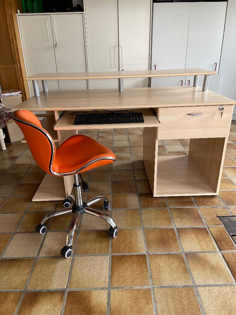bureau met stoel en kast, Enlèvement