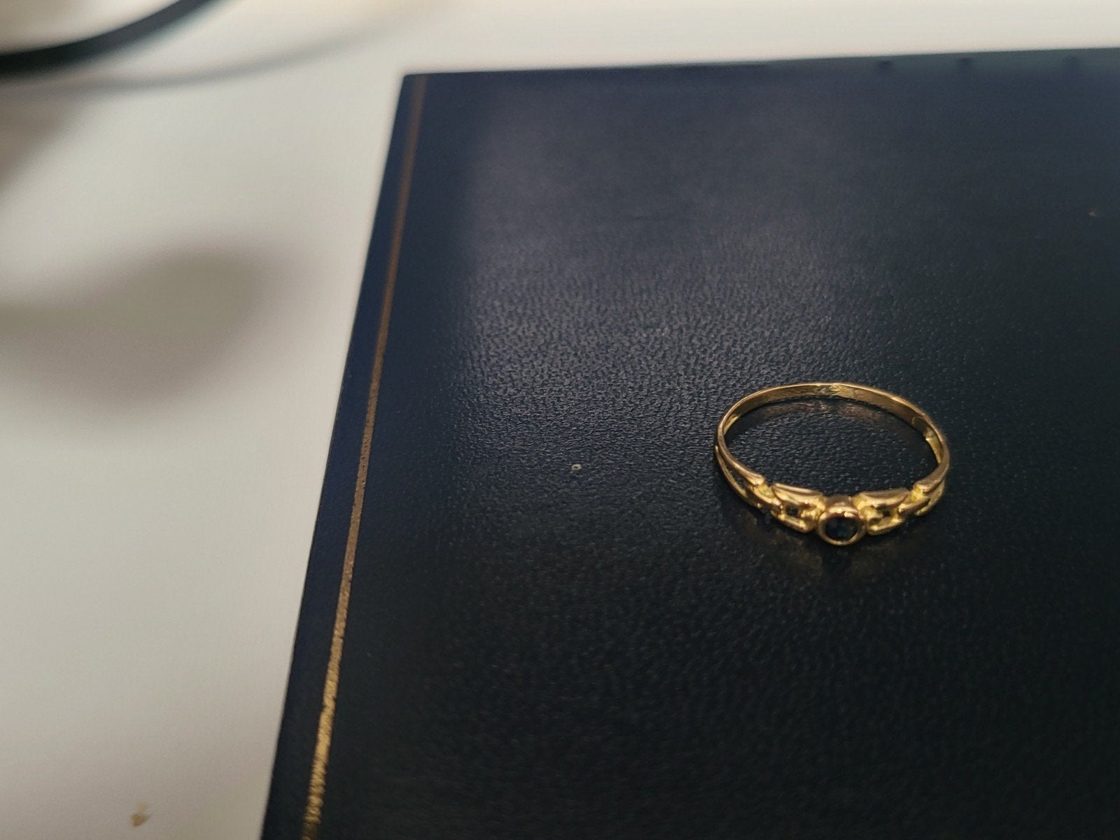 Bague or 18 carat avec petit rubis noir PRIX FIXE  r1ille 52, Handtassen en Accessoires, Ringen, Ophalen, Zwart, Goud