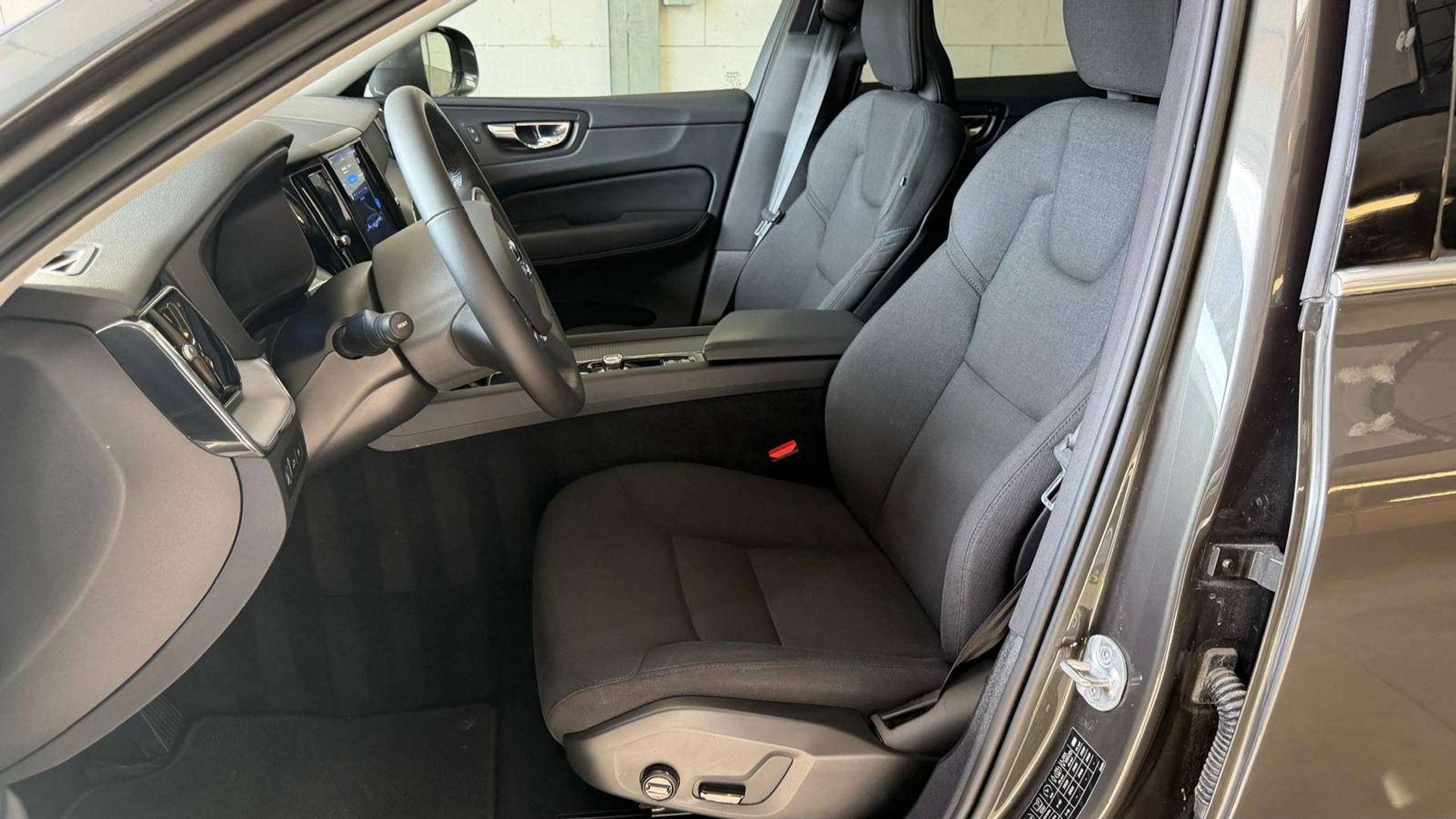 Volvo XC60 2.0 T6 Recharge AWD PHEV Pano/Keyless/Carplay/And, Autos, Argent ou Gris, Achat, Euro 6, Entreprise
