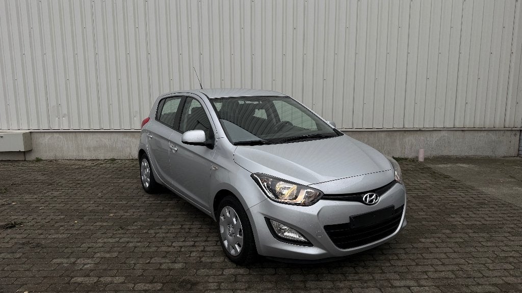 Hyundai i20 1.2 Essence – 2014 – 79.800 km – Première main, Boîte manuelle, Entretenue par le concessionnaire, Noir, Ordinateur de bord
