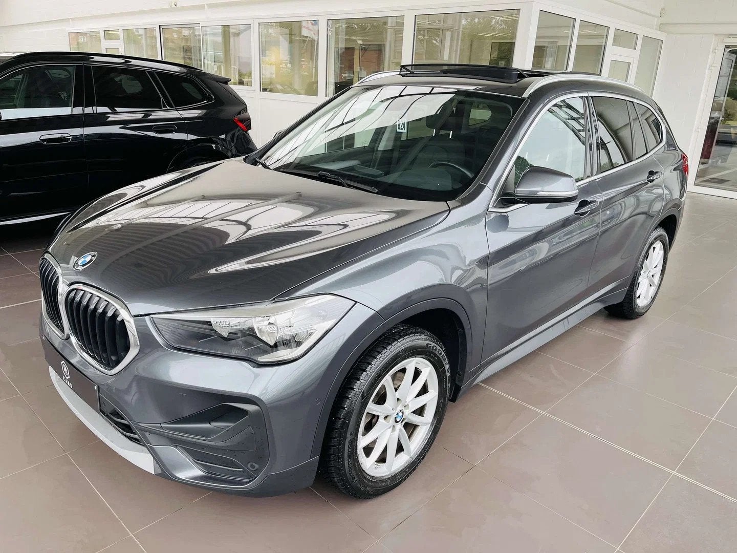 BMW X1 1.5i * GARANTIE + TOIT PANO + GPS * (bj 2022), Auto's, Stof, Gebruikt, 136 pk, Bedrijf
