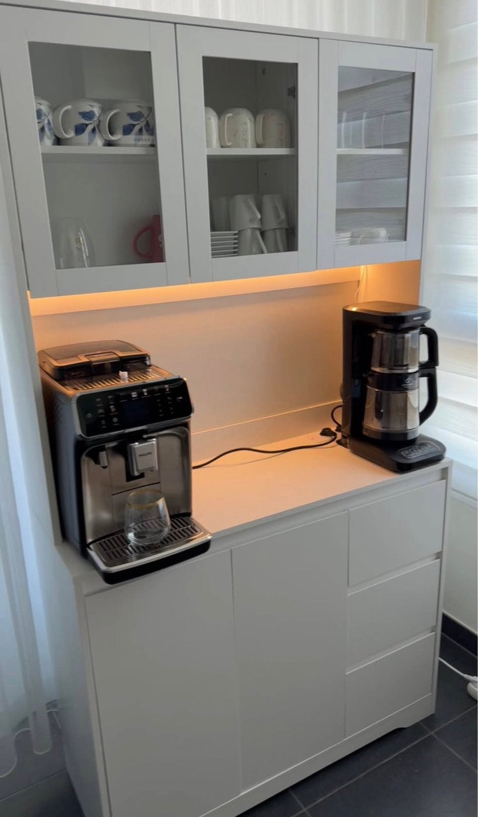 Witte kast met LED-verlichting, Huis en Inrichting, Kasten | Buffetkasten, Ophalen, 100 tot 150 cm, Zo goed als nieuw, 150 tot 200 cm