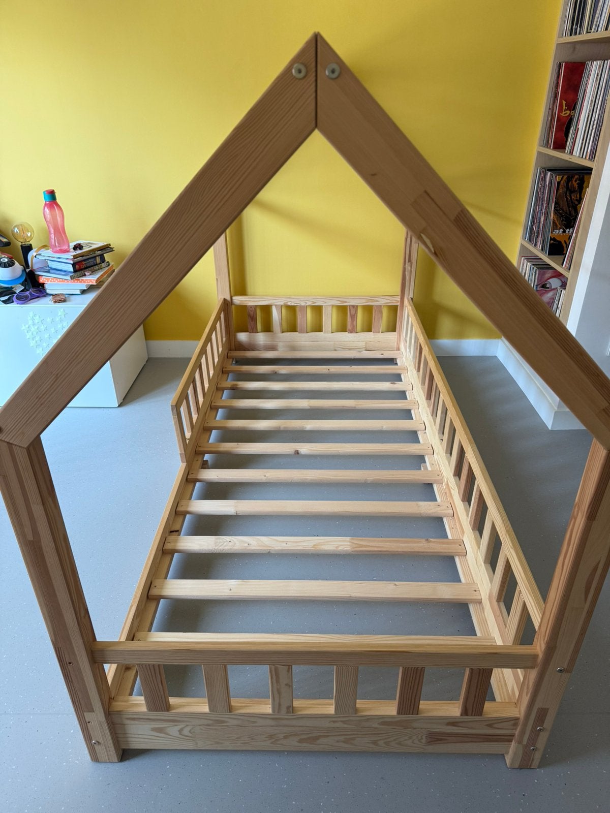 Bed huisje 90x200, Ophalen, 85 tot 100 cm, Zo goed als nieuw, Hoogslaper of Stapelbed