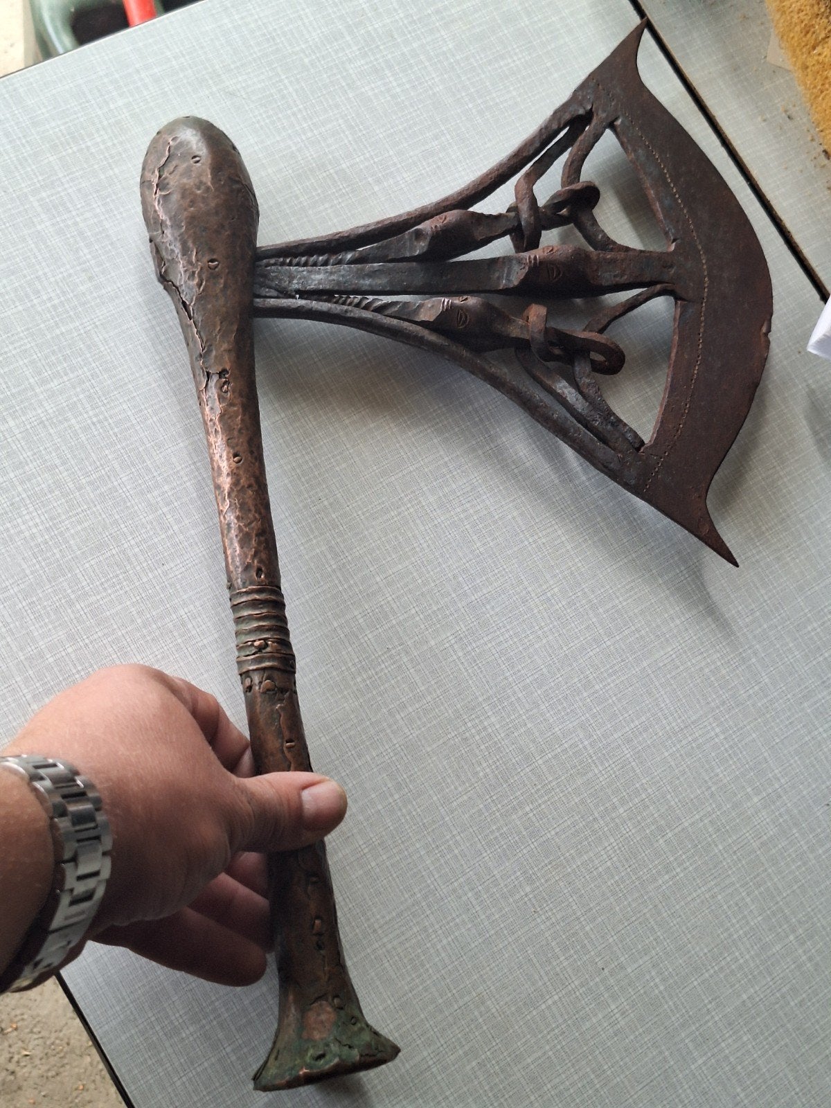 Oude ceremoniële bijl Songye Kilonda 6-kops koperen handvat, Antiek en Kunst, Ophalen of Verzenden, Wapen, Handgemaakt, Hout