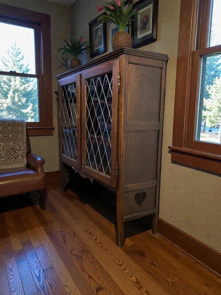 Vintage houten kast / commode met bordeaux loodglas, Ophalen