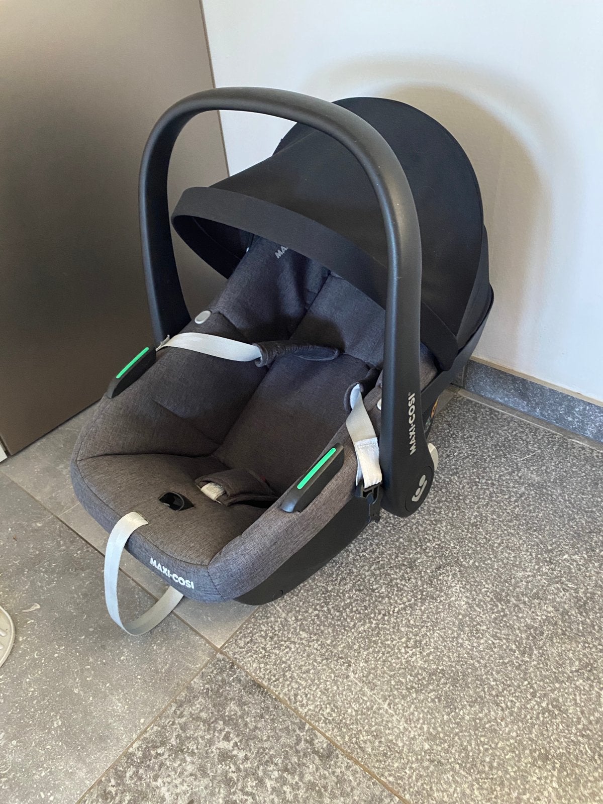Autostoel maxi cosi inclusief autobasis, Kinderen en Baby's, Kinderwagens en Combinaties, Ophalen, Zo goed als nieuw