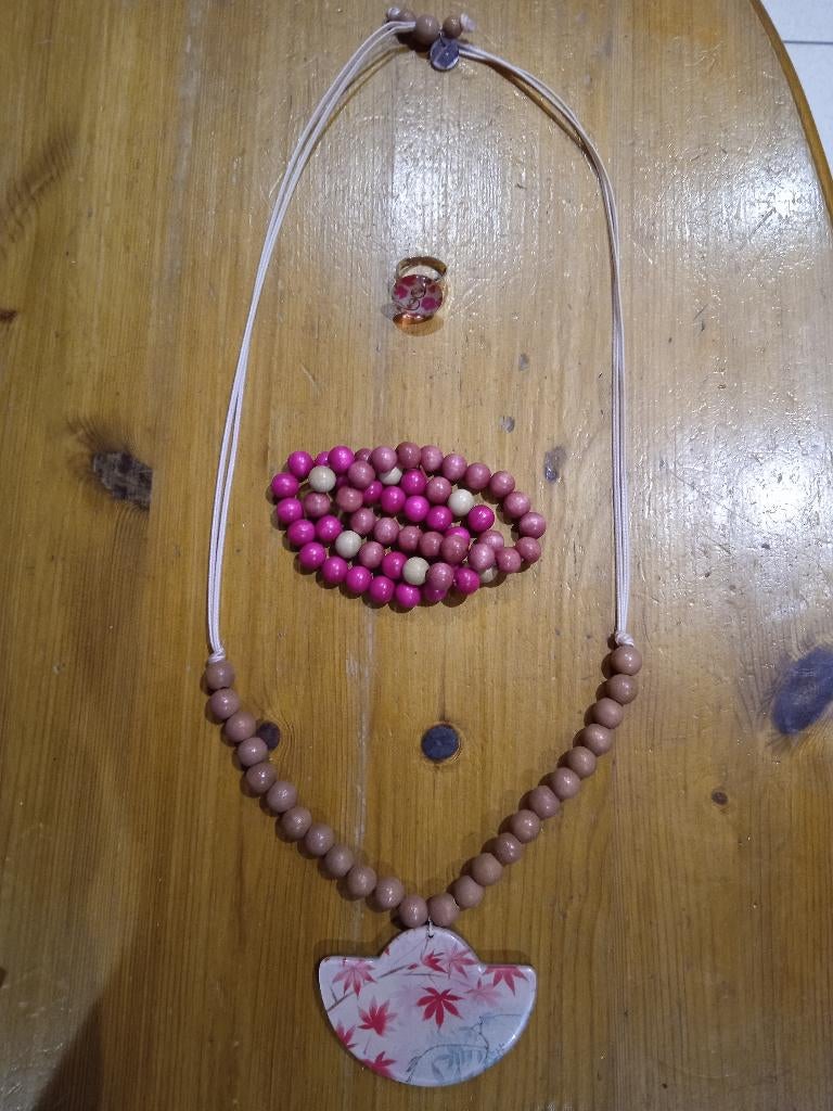 Parure fantaisie - collier, bracelets, bague, pince, Bijoux, Sacs & Beauté, Colliers, Enlèvement, Comme neuf, Rose, Synthétique