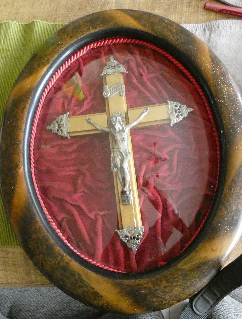 belle croix ancienne en bois ovale avec verre, Antiquités & Art, Enlèvement ou Envoi
