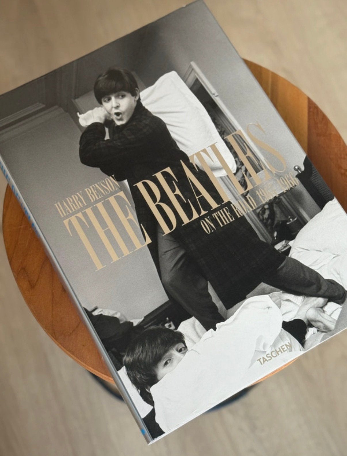 The Beatles - On The Road, Livres, Musique, Envoi, Comme neuf, Artiste