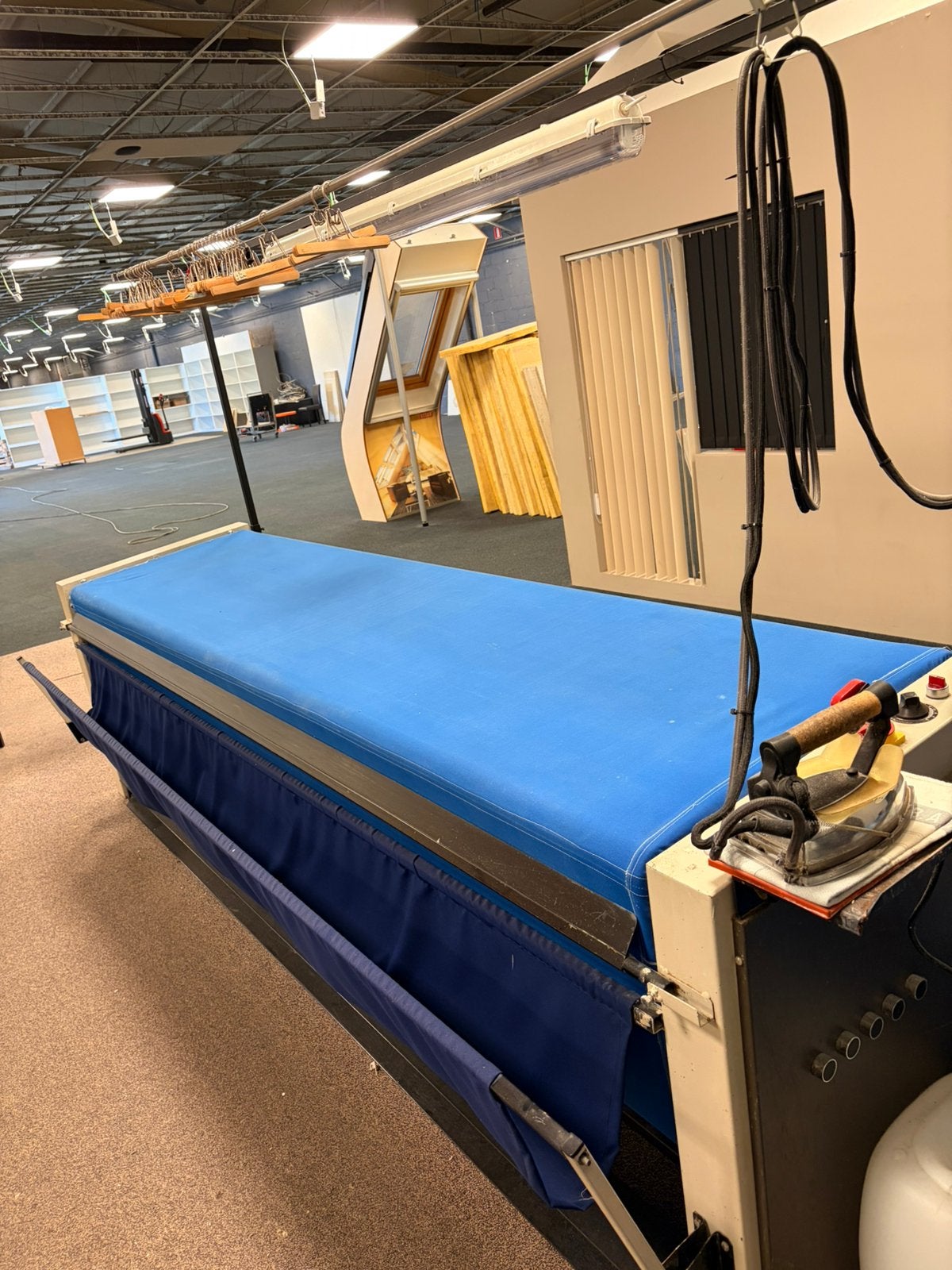 Professionele strijktafel met stoomgenerator, Elektronische apparatuur, Ophalen, Strijkijzer met snoer