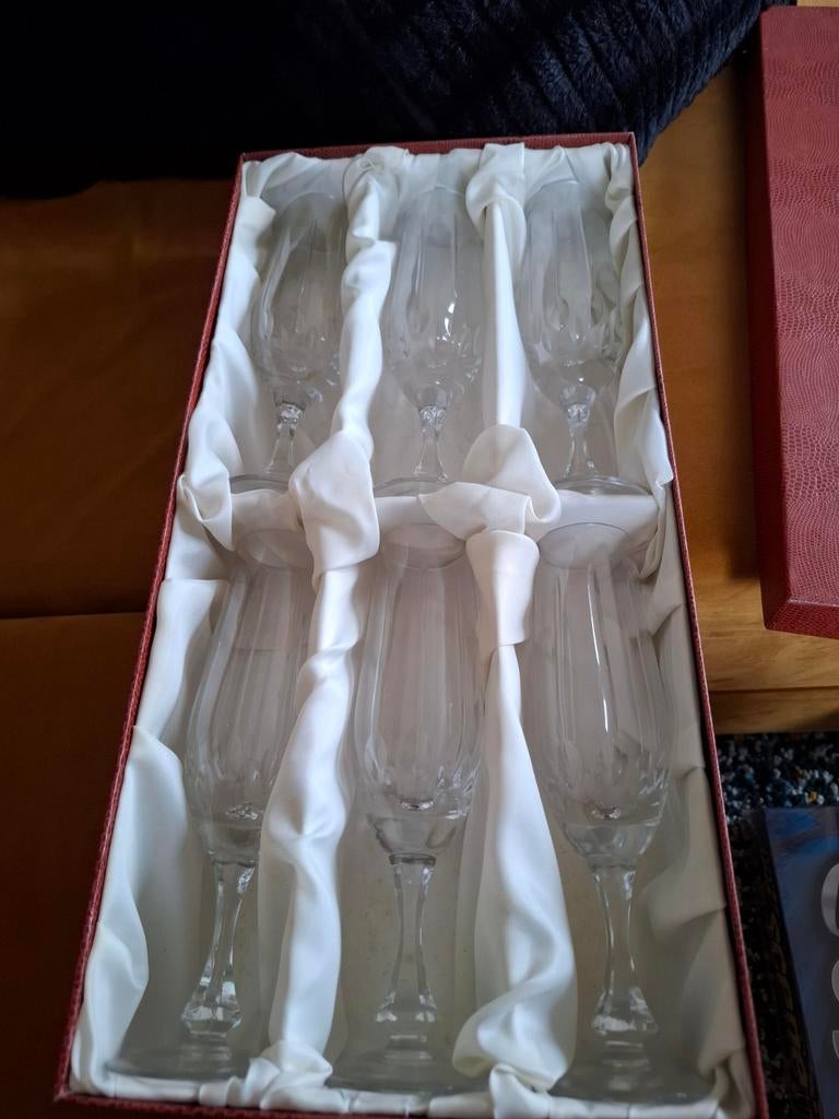6 flutes a champagne cristal de Lorraine dans sa boîte d ori, Enlèvement