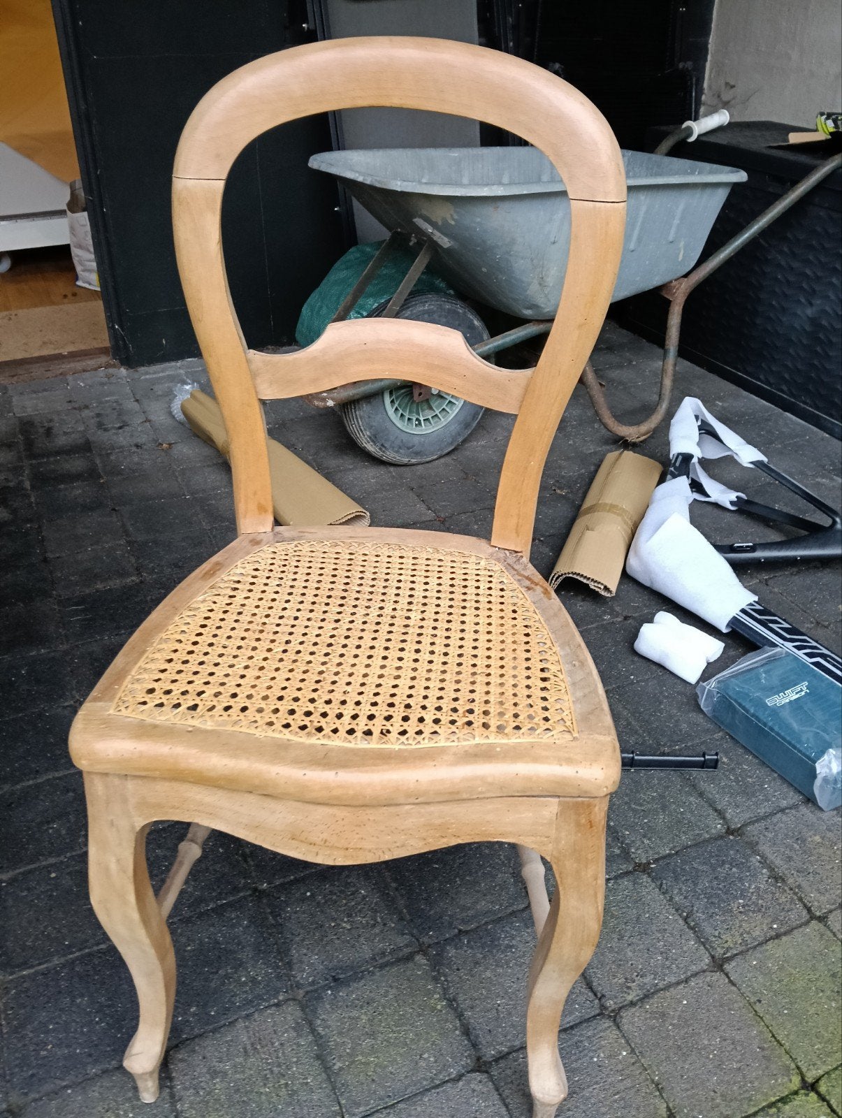 Chaise en bois, Enlèvement