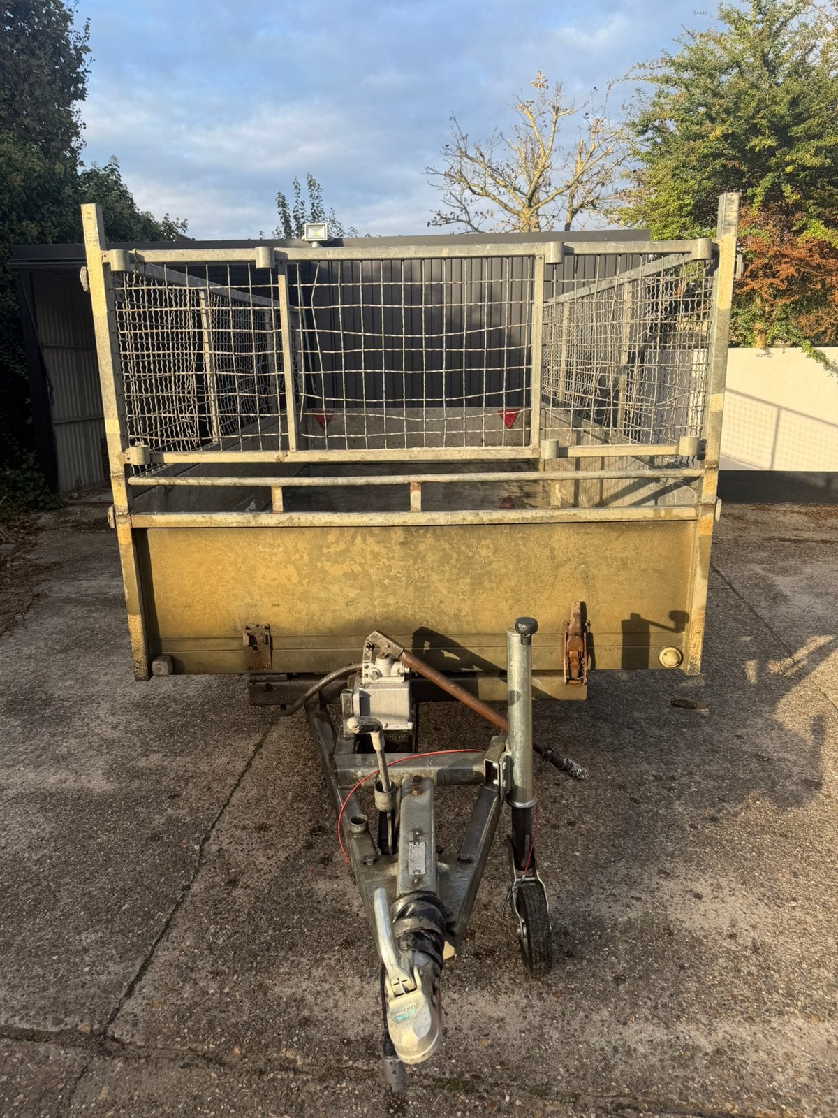 Benne basculante manuelle de 2700 kg avec supports de marche, Enlèvement, Comme neuf