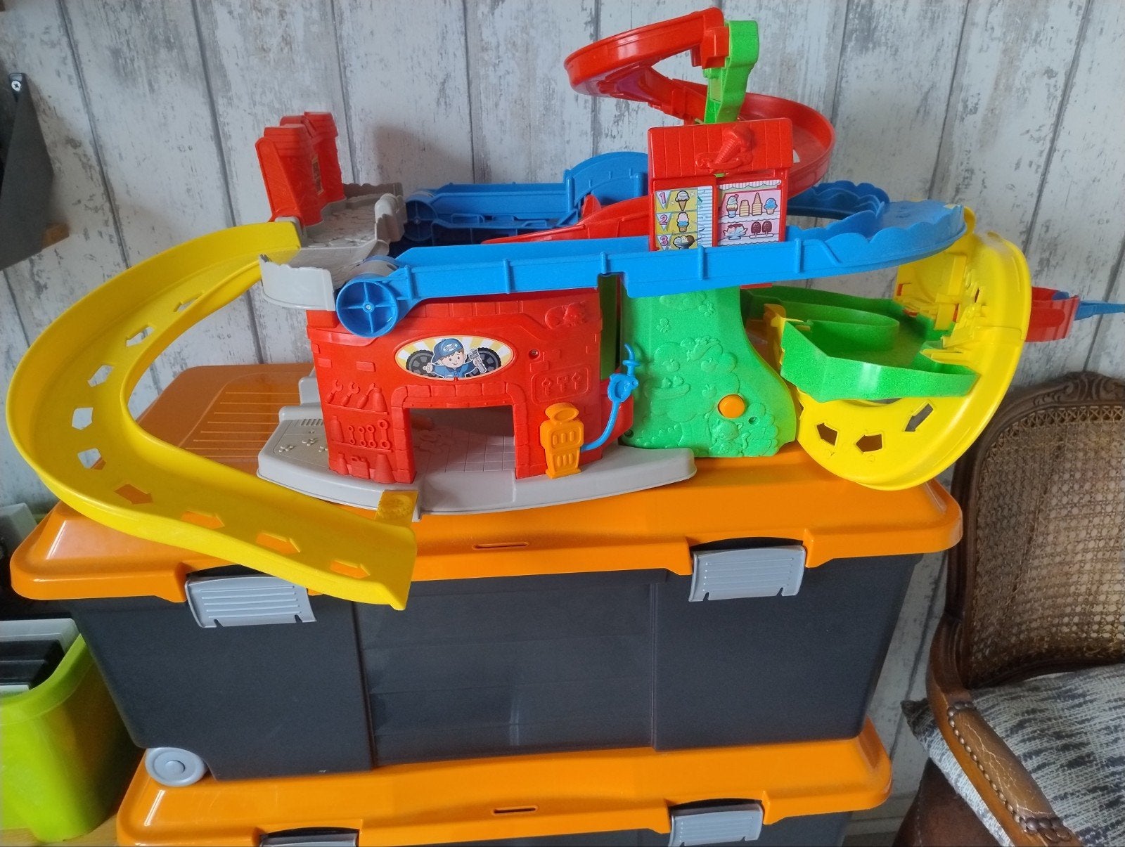 Piste et tour pour l'école maternelle Fisher Price, Enfants & Bébés, Enlèvement, Comme neuf