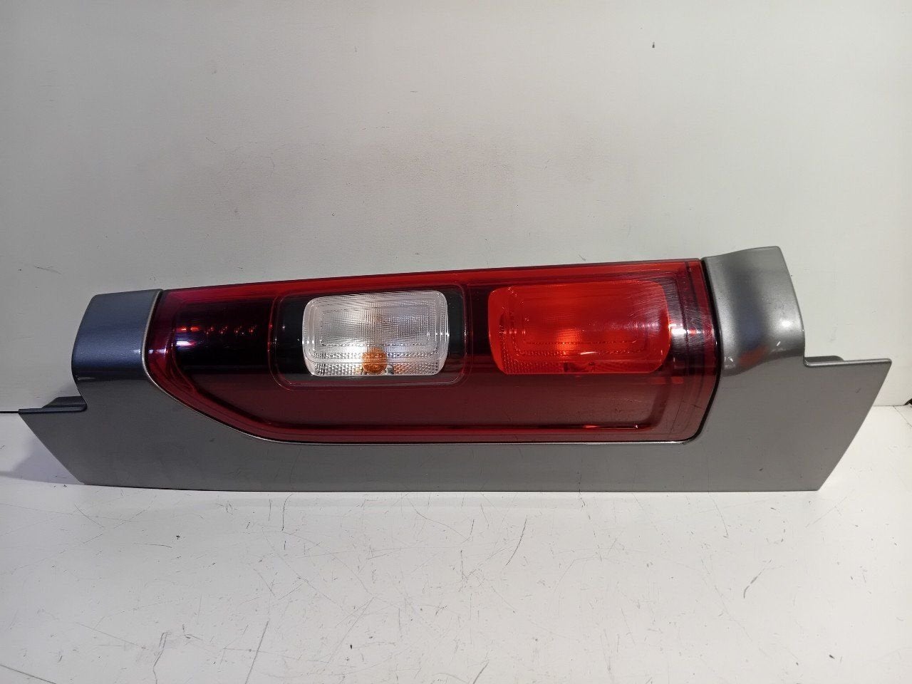 Achterlicht links buiten Renault Trafic, Onderdelen@venauto.nl, Van der Ven Autorecycling B.V., Ettenseweg 76, 4706 PB Roosendaal, The Netherlands