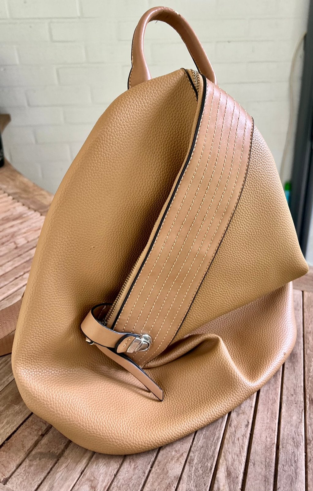 Camel Bruine Driehoek Rugzak – Tom & Eva (42x32 cm), Ophalen, Zo goed als nieuw, Beige, Schoudertasje