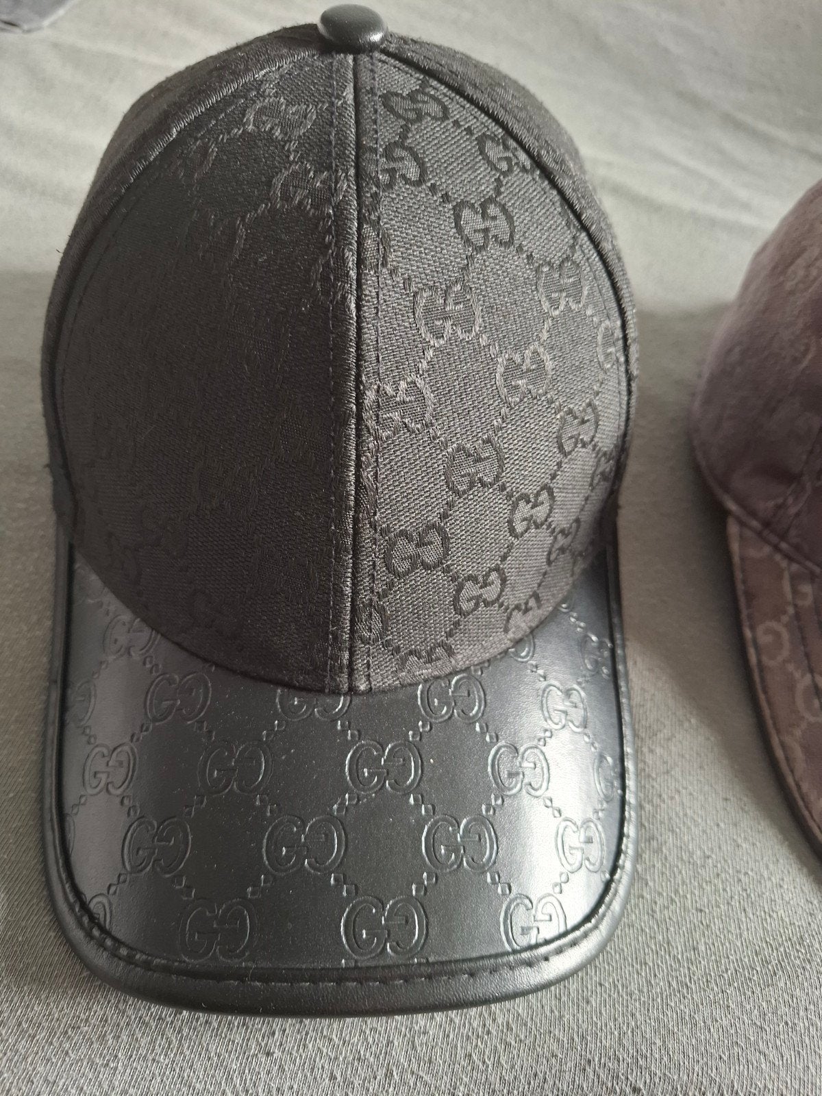 Gucci petten, Ophalen
