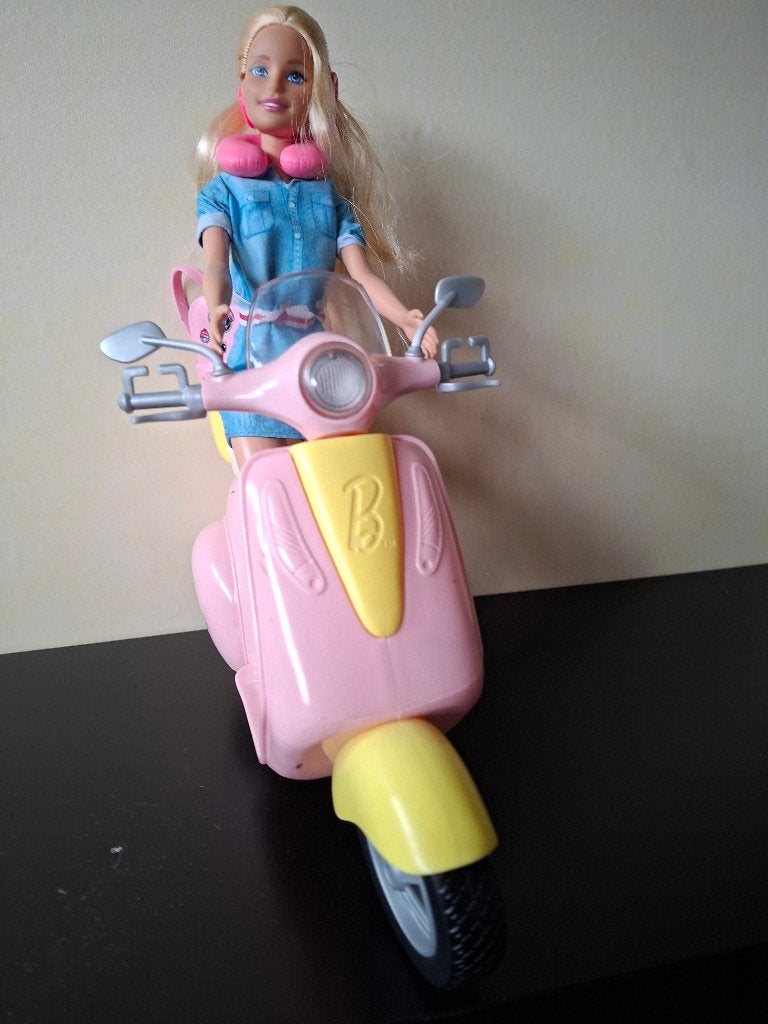 Barbie op scooter, Ophalen, Zo goed als nieuw, Barbie