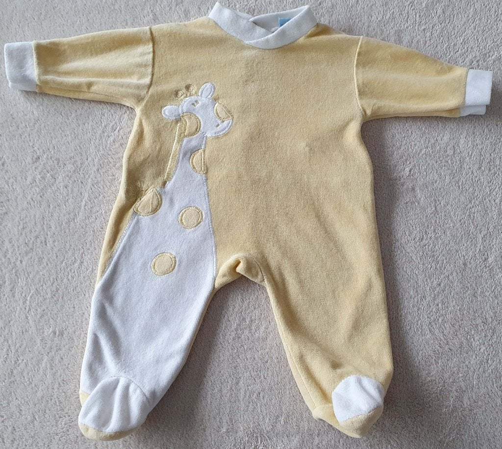 Pyjama grenouillère en velours jaune avec girafe - Taille 50, Enlèvement, Utilisé, Garçon ou Fille, Vêtements de nuit ou Sous-vêtements