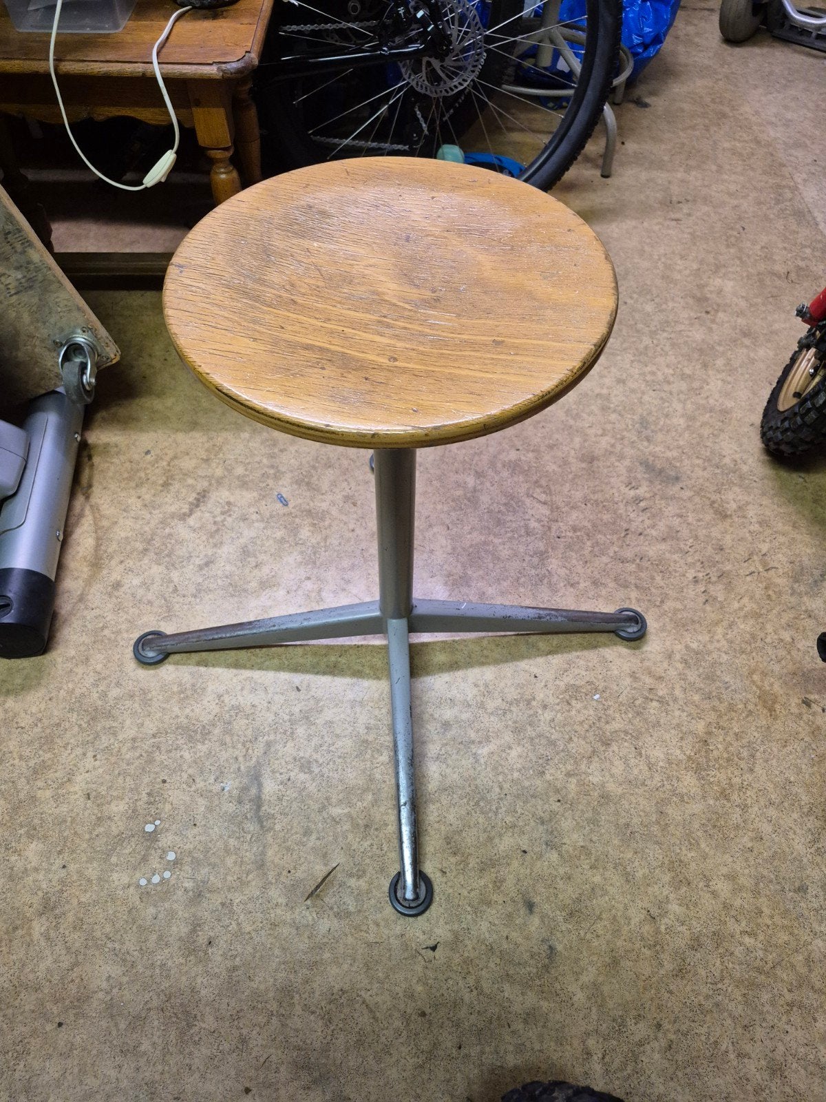 Tabouret (type école) monte et descend en visant, Ophalen, Hout
