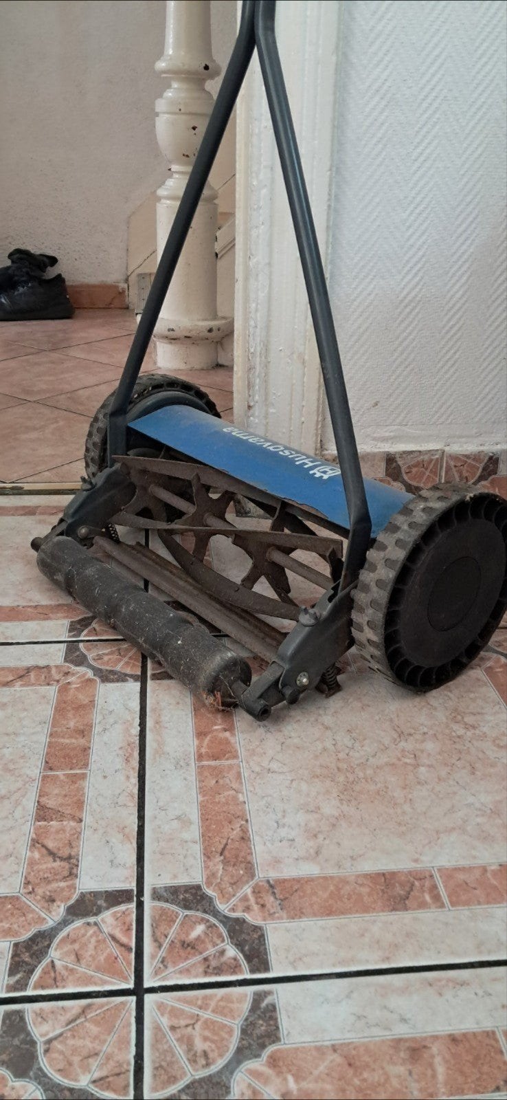 Tondeuse manuelle Husqvarna ( une roue ne roule plus ), Enlèvement