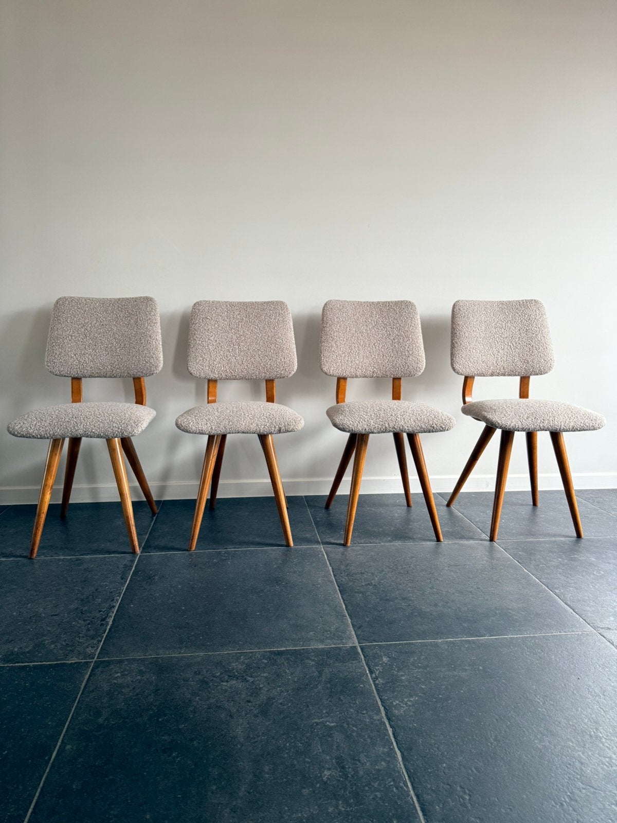 Vintage stoelen (set van 4), Huis en Inrichting, Stoelen, Zo goed als nieuw, Vier, Hout, Stof, Wit, Ophalen