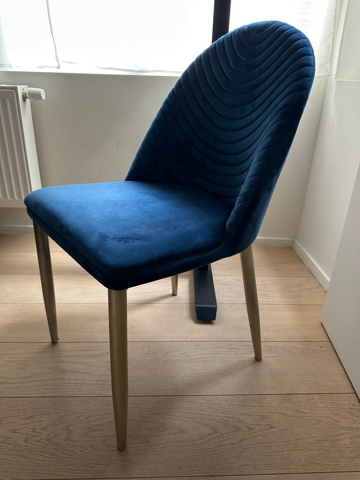 Comfortabele velvet blauwe stoel met gouden poten, Huis en Inrichting, Ophalen, Zo goed als nieuw, Stof