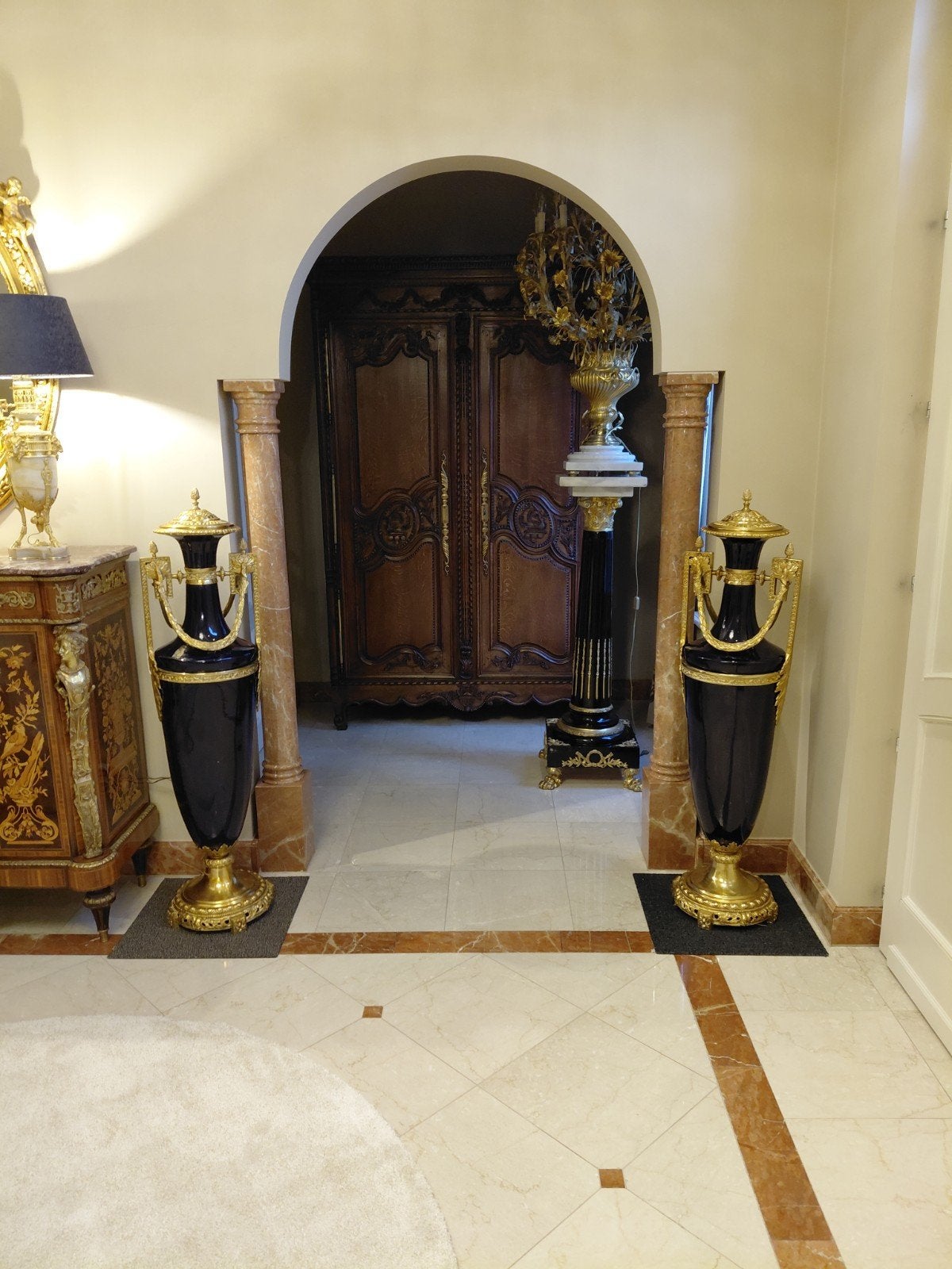 impressionnant grand ensemble de vases en bronze doré, Enlèvement