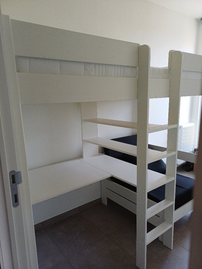 hoogslaper wit met bureau en zetelbed (moet dringend weg), Enfants & Bébés, Chambre d'enfant | Lits superposés & Lits mezzanines