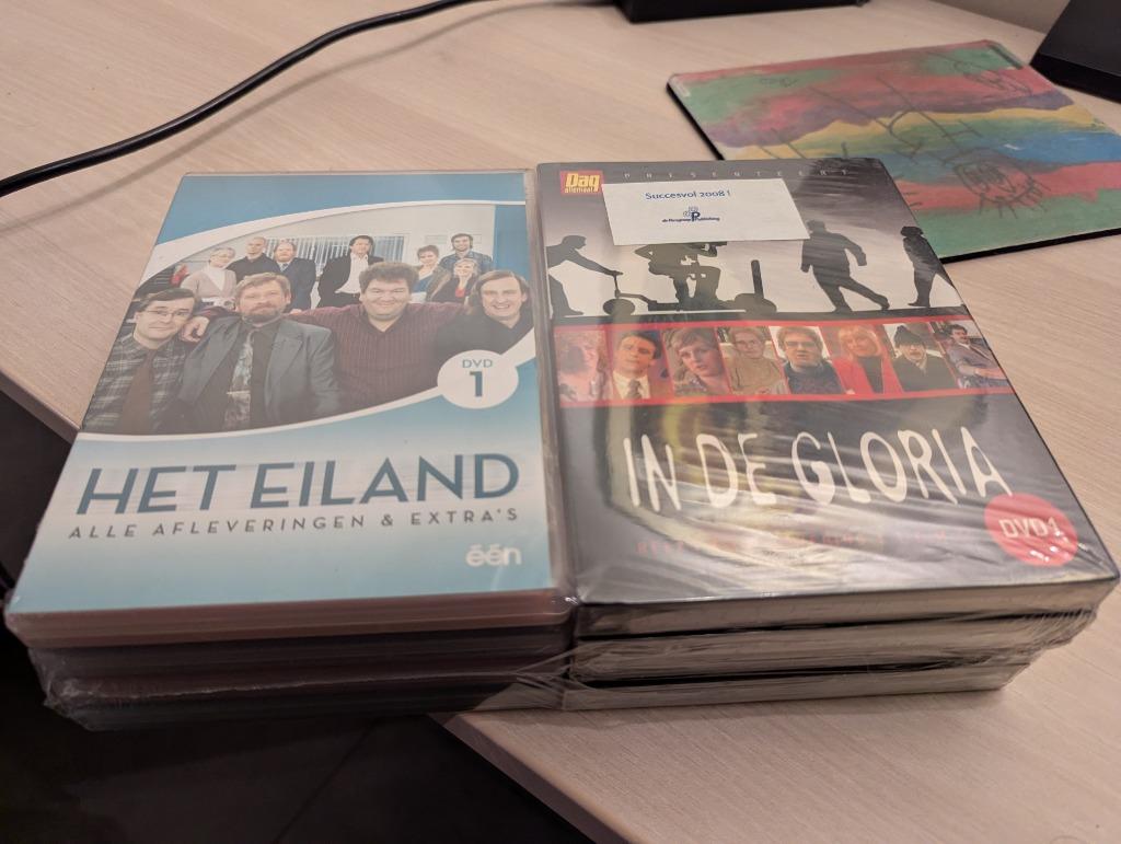 (nieuw) In De Gloria + Het Eiland DVDs, Ophalen, Alle leeftijden, Nieuw in verpakking, Boxset