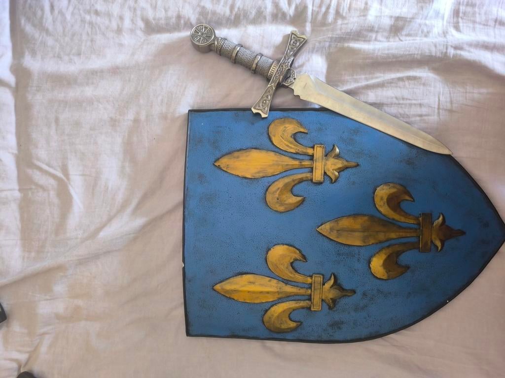 Bouclier et poignard, Antiquités & Art