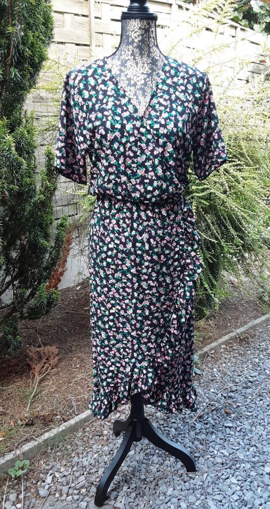 Robe neuve légèrement plus courte devant L, Kleding | Dames, Jurken, Nieuw, Maat 38/40 (M), Zwart, Onder de knie, Ophalen of Verzenden